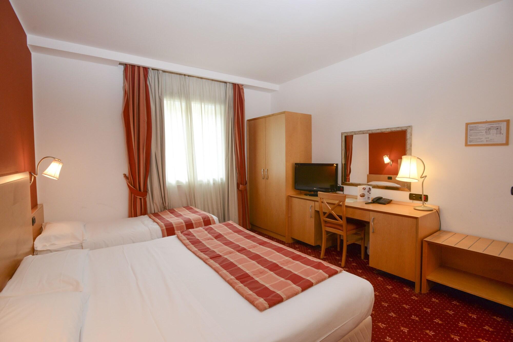 Hilton Garden Inn Milan Malpensa Сомма-Ломбардо Экстерьер фото